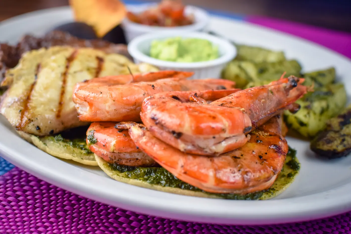 Camarones a la parrilla con guacamole y vegetales.
